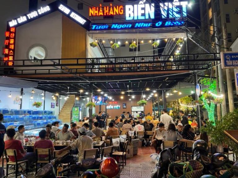 Nhà hàng hải sản Đà Nẵng - Biển Việt còn có cả không gian ngoài trời rộng rãi