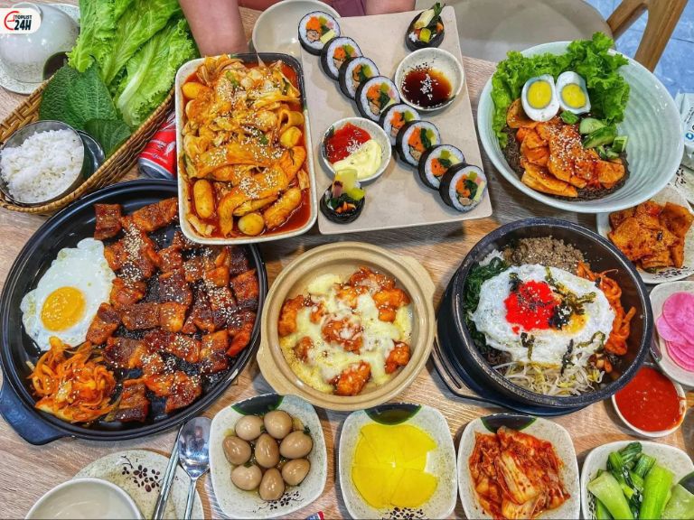 Ahola không chỉ có những món lẩu nướng mà còn chuyên về các đồ ăn vặt và nhiều món Hàn nổi tiếng được chế biến kì công 