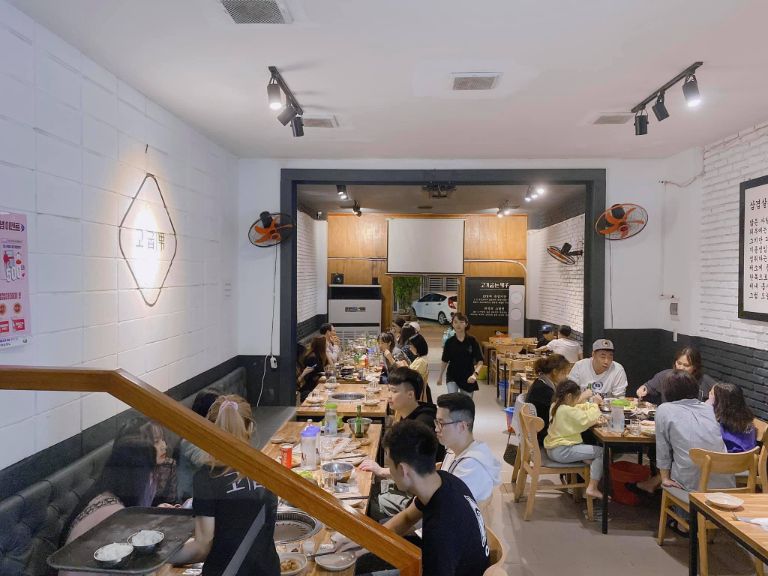 Nhà hàng Hàn Quốc Đà Nẵng Gogubnam có phong cách thiết kế đơn giản nhưng nhìn rất đẹp mắt