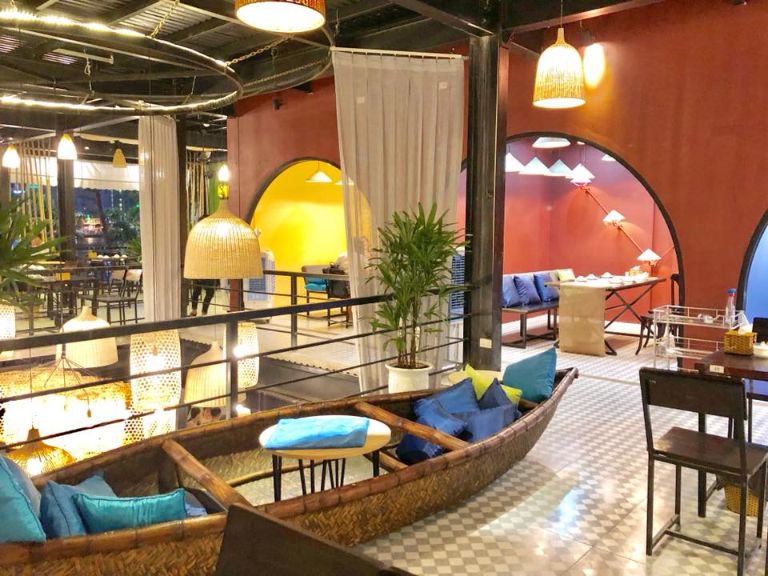 My Thái Restaurant sở hữu không gian siêu rộng 3 tầng và tọa lạc tại vị trí đắc địa gần ngay sông Hàn và cầu Rồng