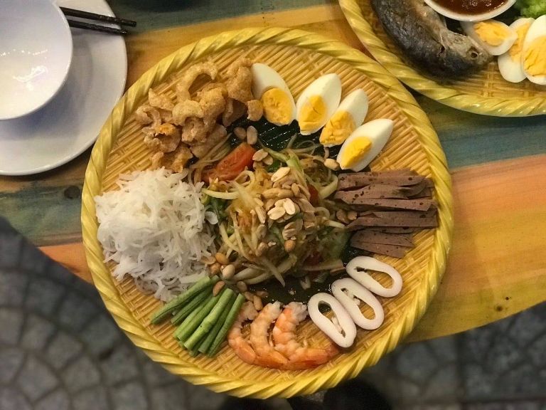 Các món ăn của My Thái chủ yếu sẽ được trình bày trên đĩa giả mẹt trông rất bắt mắt