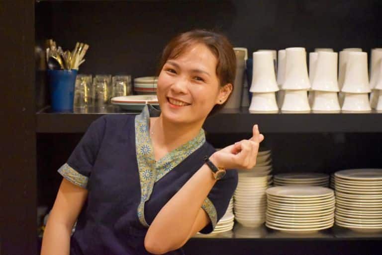 Nhân viên tại Royal Thái Đà Nẵng thân thiện luôn niềm nở hỗ trợ khách hàng suốt thời gian ăn uống 