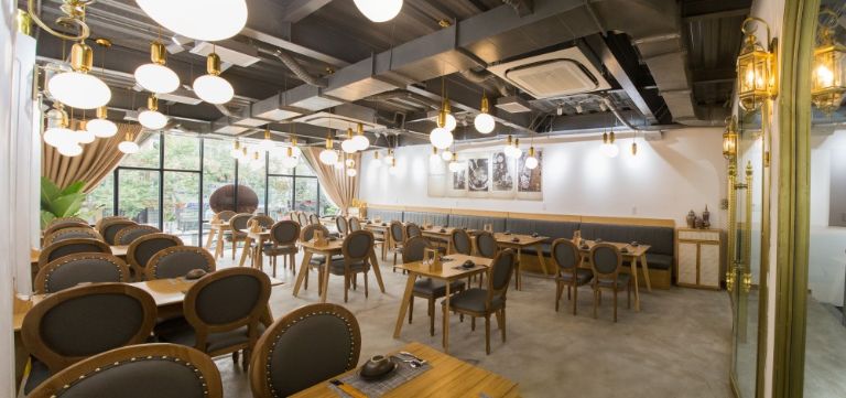 Không gian của nhà hàng được thiết kế tinh tế với các gam màu trang trí trung tính 