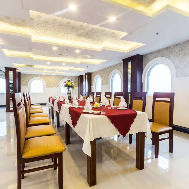 Nhà hàng Hoàng Linh Đan nằm trên tầng 9 của khách sạn Hoàng Linh Đan có tầm nhìn ôm trọn thành phố Đà Nẵng