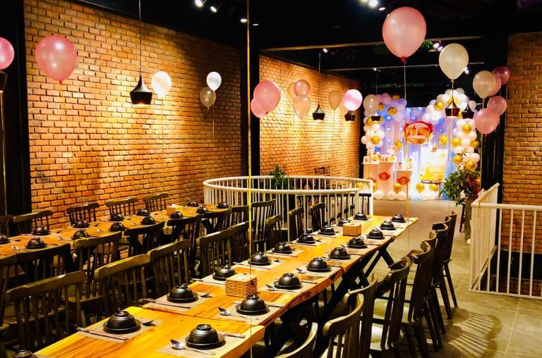 Nhà hàng có nhận trang trí không gian bữa tiệc theo yêu cầu của khách hàng với mức phí vô cùng phải chăng