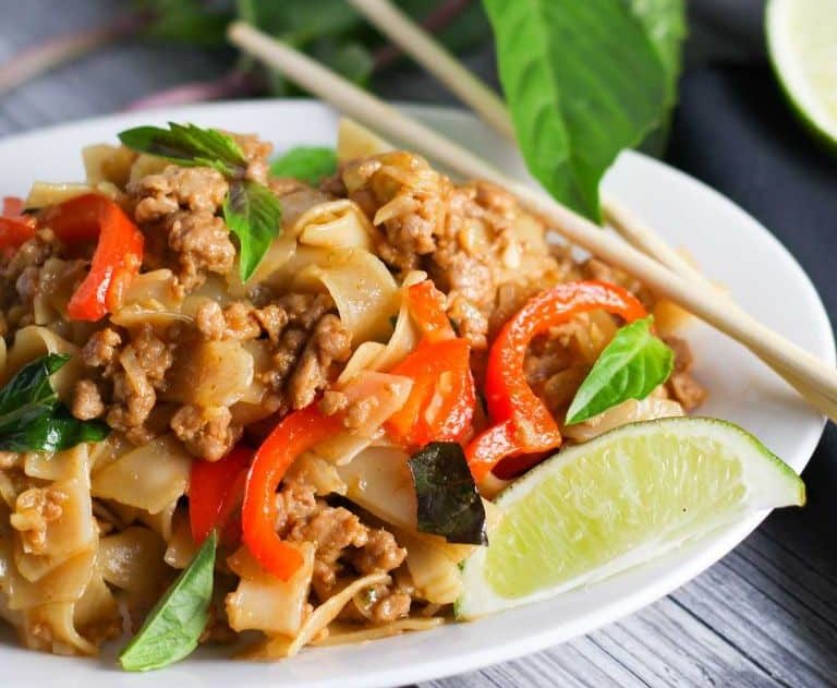 Đầu bếp Kin Kin Thái Food là người Thái Lan sở hữu nhiều năm kinh nghiệm đứng bếp sẽ không làm thực khách thất vọng 