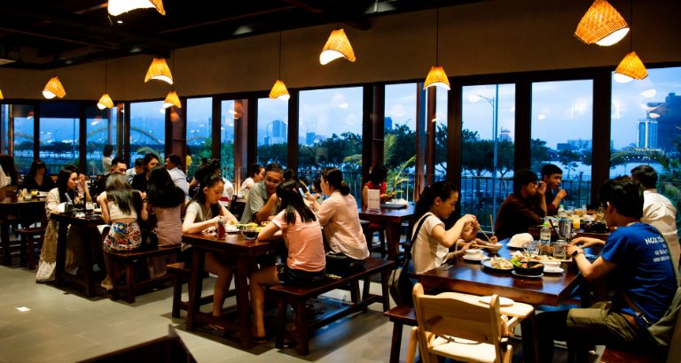 Không gian của nhà hàng rộng rãi, thoáng mát và vô cùng sạch sẽ chiếm cảm tình của thực khách ghé tới
