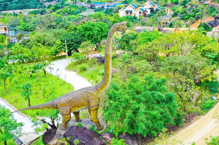 Mô hình khủng long khổng lồ cao đến 30m tại công viên khủng long Núi Thần Tài.