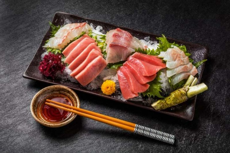 Thống Gia tuy không chuyên về sashimi nhưng hương vị món ăn ở đây không thua kém bất cứ cửa hàng sashimi nào, với những miếng cá hồi tươi ngon