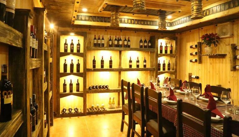 Hầm rượu sang trọng với nhiều loại rượu nổi tiếng trên thế giới là điểm độc đáo thu hút khách du lịch khi đến với Thống Gia Restaurant