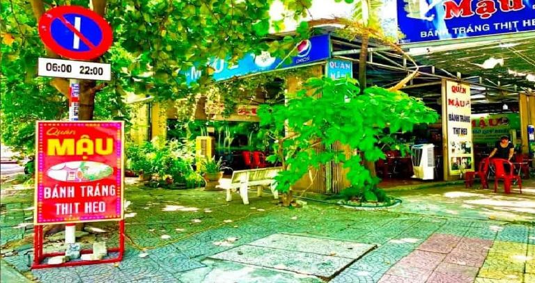 Không gian quán Mậu thoáng mát, có cây xanh bao quanh là địa điểm lí tưởng cho du khách tụ tập bạn bè cùng nhau thưởng thức đặc sản Đà Nẵng