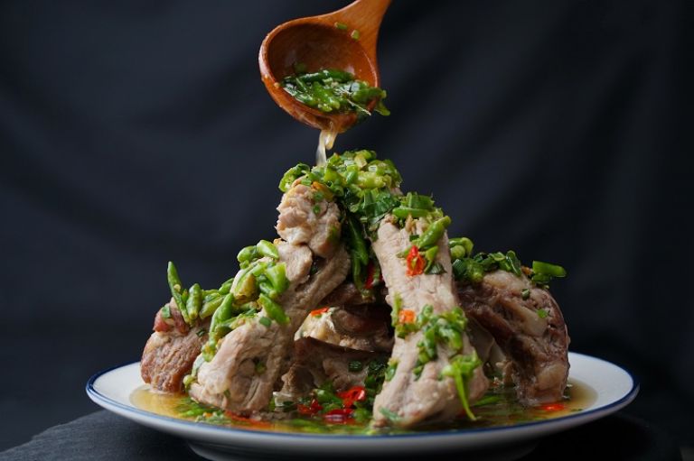 Thịt má hàm là món best seller của quán Tuk Tuk được rất nhiều người yêu thích bởi phần thịt mềm, ngọt ăn béo ngậy quyện đẫm sốt Thái cay cay