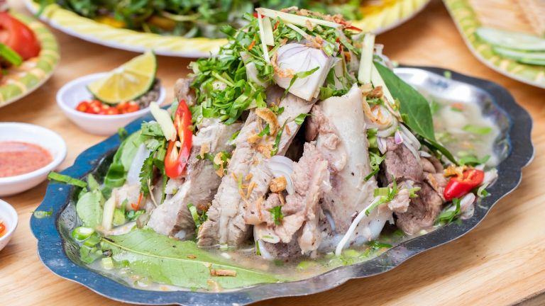 Món xương hàm má hầm là món ăn best seller tại Phương Linh Quán được nhiều thực khách lựa chọn