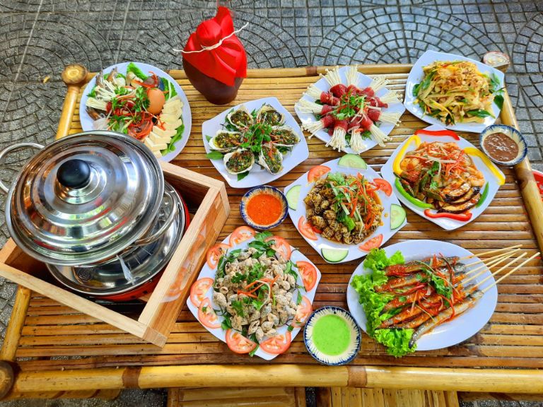 Võ Lâm Quán tự tin sẽ phục vụ thực khách tốt nhất với thực đơn đa dạng từ nướng, lẩu, hải sản đến nhiều món ăn kèm, đồ uống hấp dẫn