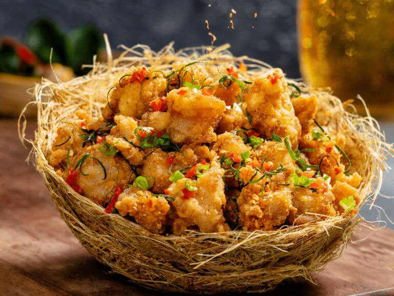 Nướng Cay là một trong những quán ăn có món sụn gà lắc muối ngon nhất quận Hải Châu