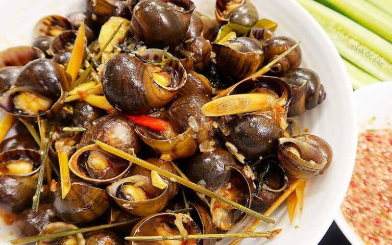 Những con ốc bươu được chọn lọc kĩ lưỡng sau đó chế biến theo hương vị Lào là món ngon khó cưỡng tại đây