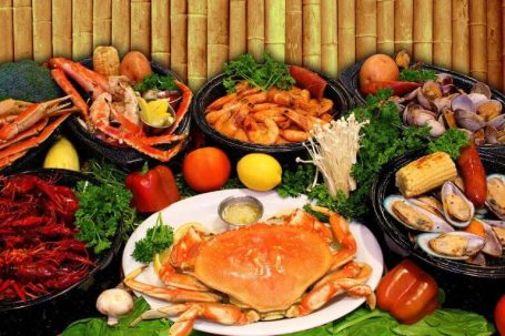 Khi đến với Đà Nẵng, du khách không nên bỏ lỡ cơ hội thưởng thức các món hải sản tươi sống (Nguồn: bazantravel.com)