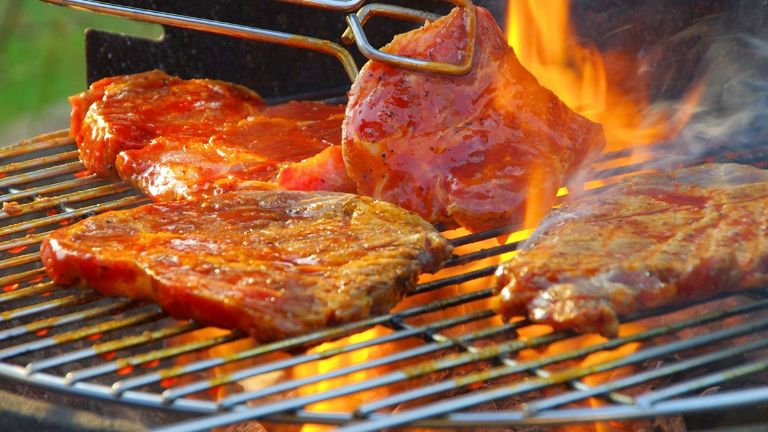 Những miếng thịt bò thăn đỏ tươi được nướng trực tiếp với nhiệt độ cao giúp miếng thịt thơm hơn và cũng thấm gia vị tốt hơn 