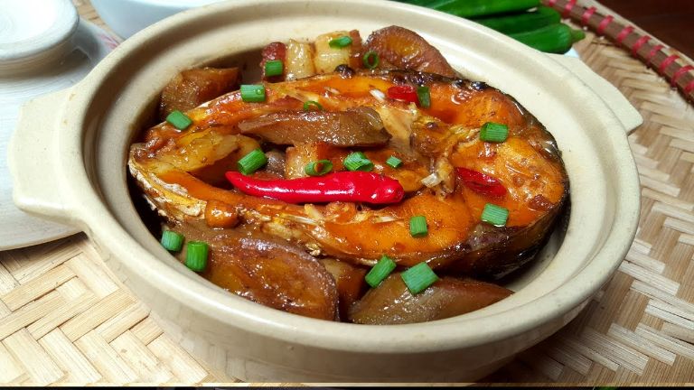 Những miếng cá thấm đều gia vị, mang chút hương vị cay của ớt tươi được mang ra nóng hổi ăn kèm với cơm trắng tạo nên món ngon khó quên 