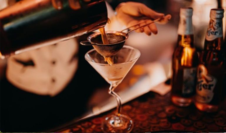 Đồ uống đặc biệt là cocktail được yêu thích vì hương vị và cách trình bày hút mắt