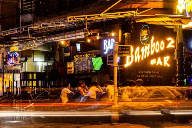 Quán bar bình dân Bamboo Bar nằm gọn ở một gốc phố của Đà Nẵng