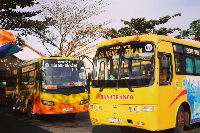 Xe bus là loại hình xe phổ biến được nhiều bạn trẻ lựa chọn để di chuyển tới Rừng dừa Bảy Mẫu