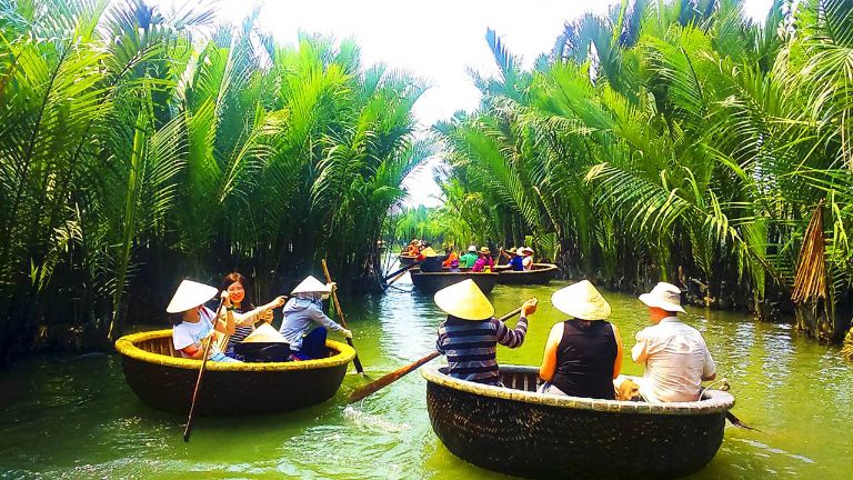 Nằm ngay trung tâm thành phố Hội An, rừng dừa Bảy Mẫu thu hút hàng triệu du khách ghé tới mỗi năm 