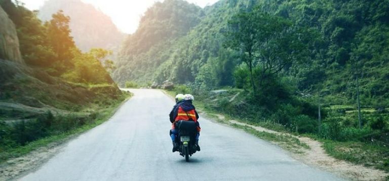 Đoạn đường đi đến thánh địa Mỹ Sơn khá bằng phẳng và dễ đi tuy nhiên du khách nên điều khiển xe máy với tốc độ chậm để đảm bảo an toàn