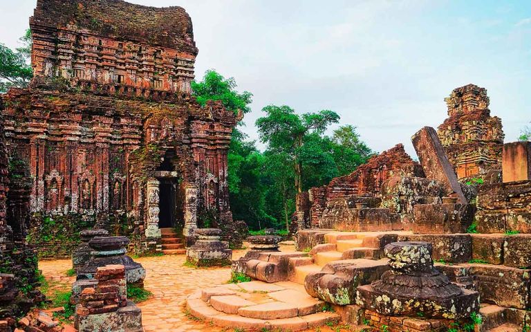 Tháp Mandapa có khuôn viên rộng rãi là nơi nghỉ ngơi sau chuyến thành hương tại đền Kalan
