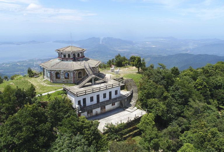 Vọng Hải Đài như một tòa lâu đài nguy nga giữa núi rừng bạt ngàn của vườn quốc gia Bạch Mã