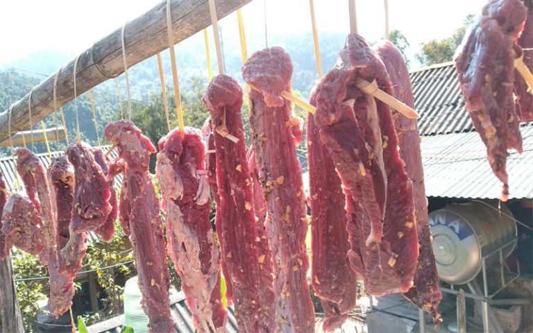 Thịt trâu gác bếp Hà Giang được làm từ bắp trâu tẩm ướp gia vị và mang đi hun khói một thời gian dài