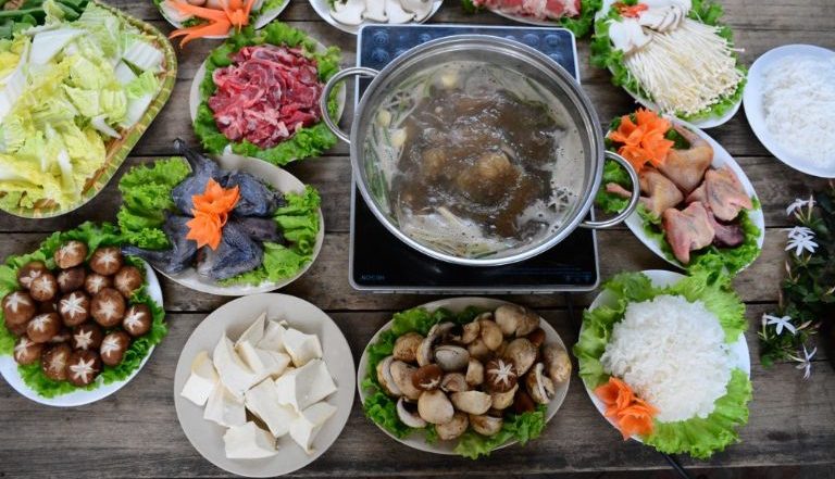 Lẩu gà đen Đồng Văn Hà Giang luôn là món ăn khiến nhiều thực khách chao đảo bởi độ thơm ngon hấp dẫn