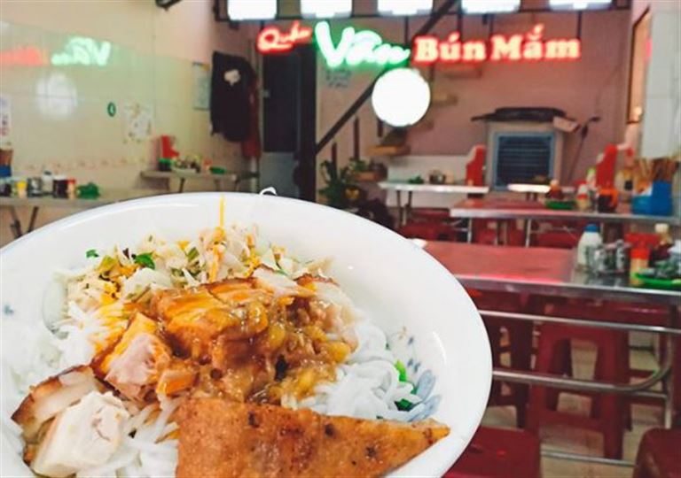Quán Vân bún mắm thịt quay là địa điểm ăn sáng Đà Nẵng nổi tiếng không thể bỏ lỡ. 