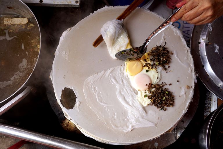 Ngoài bánh cuốn truyền thống, món ăn sáng tại Đồng Văn này còn được biến tấu với nhân trứng béo ngậy, thơm bùi dậy vị