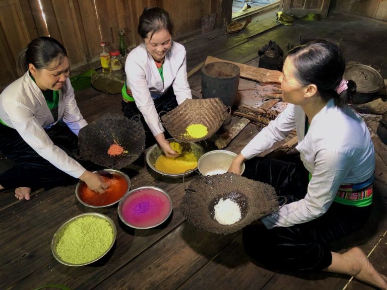 Xôi ngũ sắc Hà Giang là món ăn sáng tại Đồng Văn được người dân ưa chuộng vì dễ ăn và chắc dạ, cung cấp đủ năng lượng cho một ngày dài làm việc