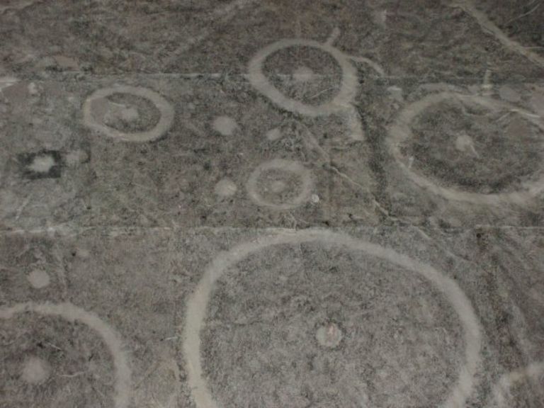 Những hình tròn trên đá được coi là mô phỏng Thần Mặt Trời.