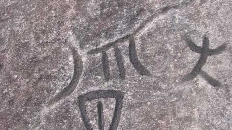 Đây là ký tự về sinh khí nữ được khắc trên đá.