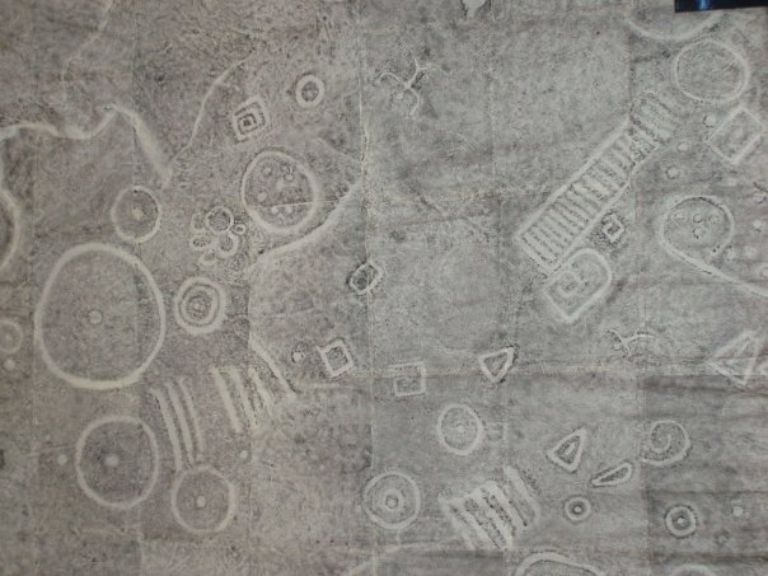 Những hình vẽ và ký tự kỳ lạ trên di tích cự thạch.