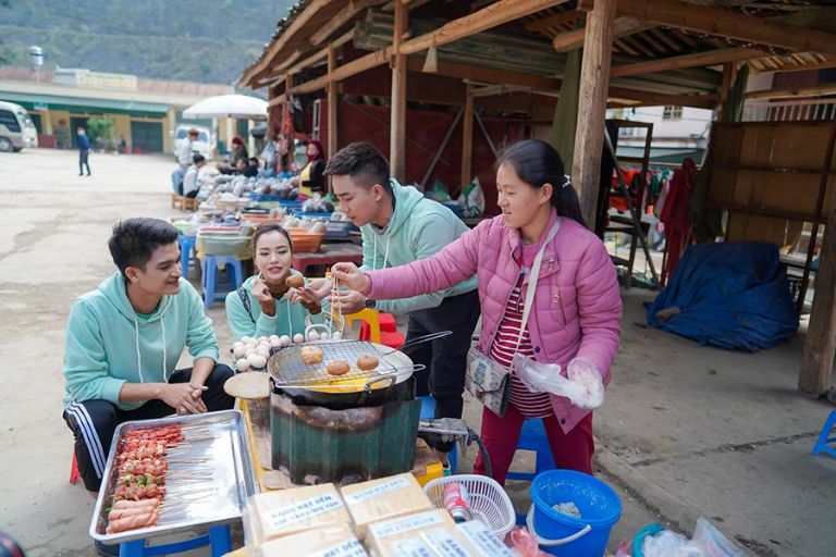 Mọi người có thể tìm mua và thưởng thức tại những quán ăn nhỏ ven đường tại Hà Giang vào các buổi trong ngày