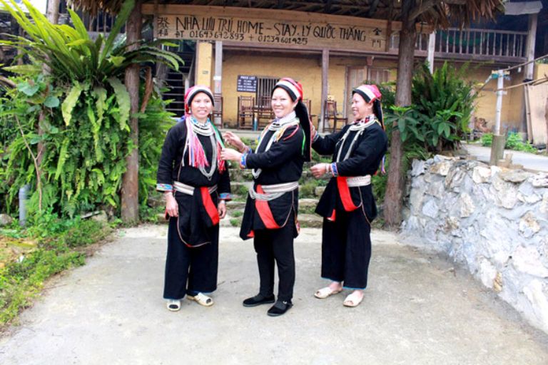 Du khách còn có thể mặc những trang phục truyền thống tuyệt đẹp do chính người phụ nữ trong thôn làng tự may thủ công 