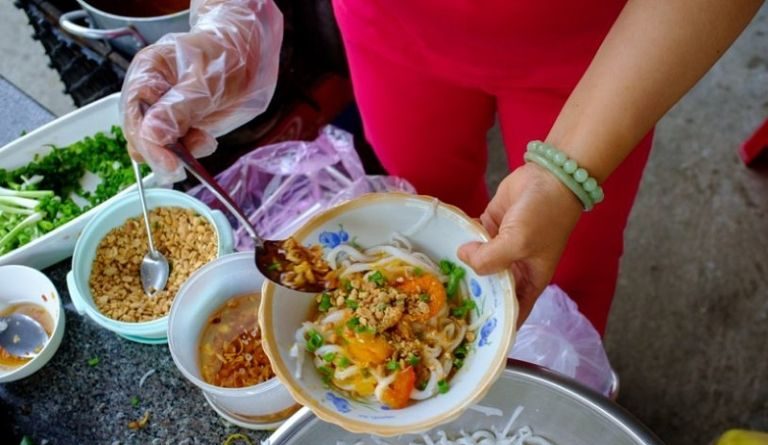 Cao lầu Đà Nẵng tại quán được trộn nhiều topping ăn kèm khiến món ăn hấp dẫn, thơm ngon chinh phục mọi thực khách