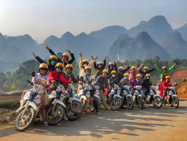 Để khám phá trọn vẹn nhất cung đường cao nguyên đá Đồng Văn Hà Giang, du khách nên thuê xe máy hoặc ô tô để đi phượt 