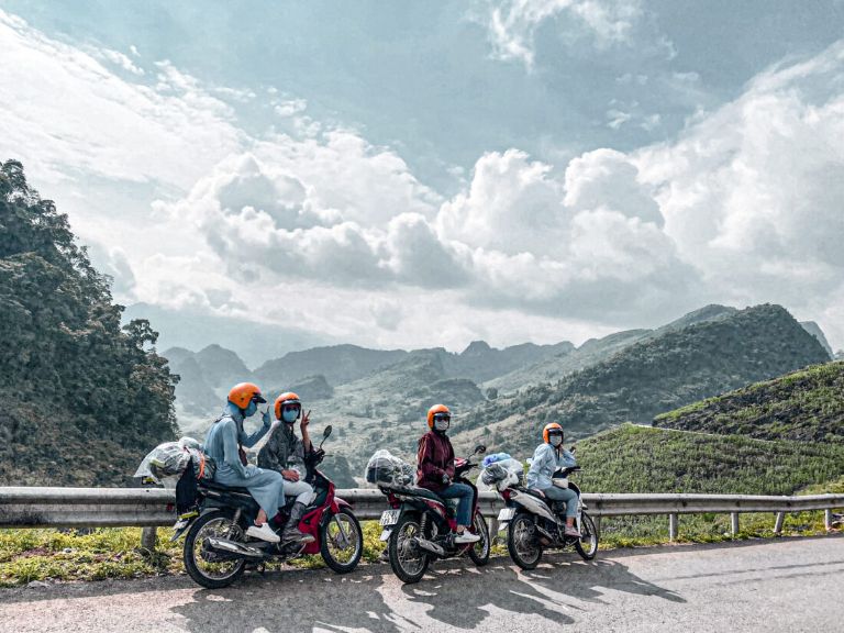 Đường đi tại Hà Giang khá khó đi, du khách cần đảm bảo có tay lái vững hoặc đi theo nhóm đông người