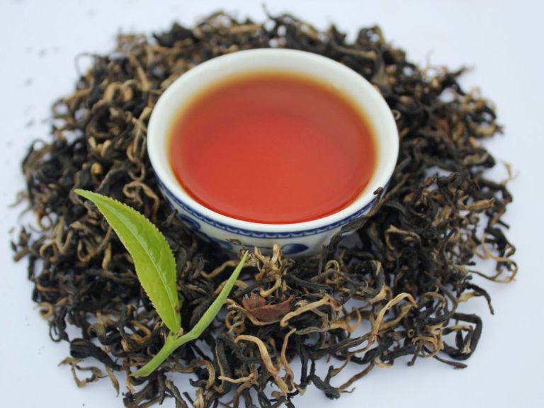 Hồng trà Shan Tuyết được chế biến thêm một công đoạn nữa, cho ra nước có màu đỏ 