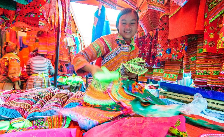 Trang phục dân tộc của đồng bào người Mông hoa vô cùng sặc sỡ với sắc đỏ chủ đạo được rất nhiều du khách ghé thăm chợ đêm Cốc Pài mua về làm quà lưu niệm