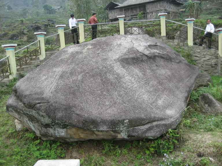 Cách Đèo Gió khoảng 6km, du khách có thể ghé thăm bãi đá cổ Nấm Dẩn với những dấu ấn lịch sử cực kì đặc biệt 