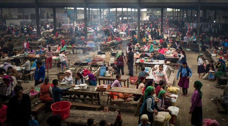 Chợ đêm Mèo Vạc Hà Giang là sự kết hợp giữa lĩnh vực thương mại du lịch và nền văn hóa dân tộc đặc trưng thu hút rất nhiều du khách đến tham quan