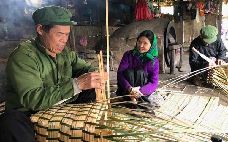 Hoạt động trải nghiệm nghề đan quẩy tấu ở chợ đêm Mèo Vạc Hà Giang đòi hỏi tính kiên nhẫn, bàn tay khéo léo và con mắt tinh tường chọn nguyên liệu