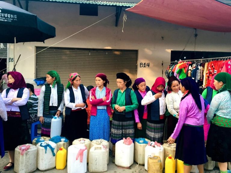 Đây là hình ảnh những người phụ nữ dân tộc Mông mang rượu ngô đến chợ đêm Mèo Vạc Hà Giang để phục vụ du khách trong và ngoài nước