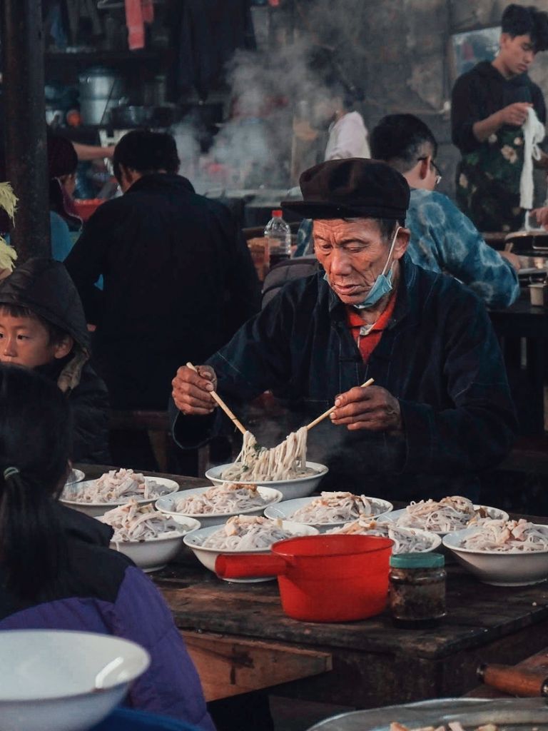 Ở chợ đêm Mèo Vạc Hà Giang, khách du lịch có thể thưởng thức nhiều món đặc sản Hà Giang như thắng cố, thắng dền, xôi ngũ sắc, cơm lam... hoặc là rượu ngô với hương vị đặc sắc 